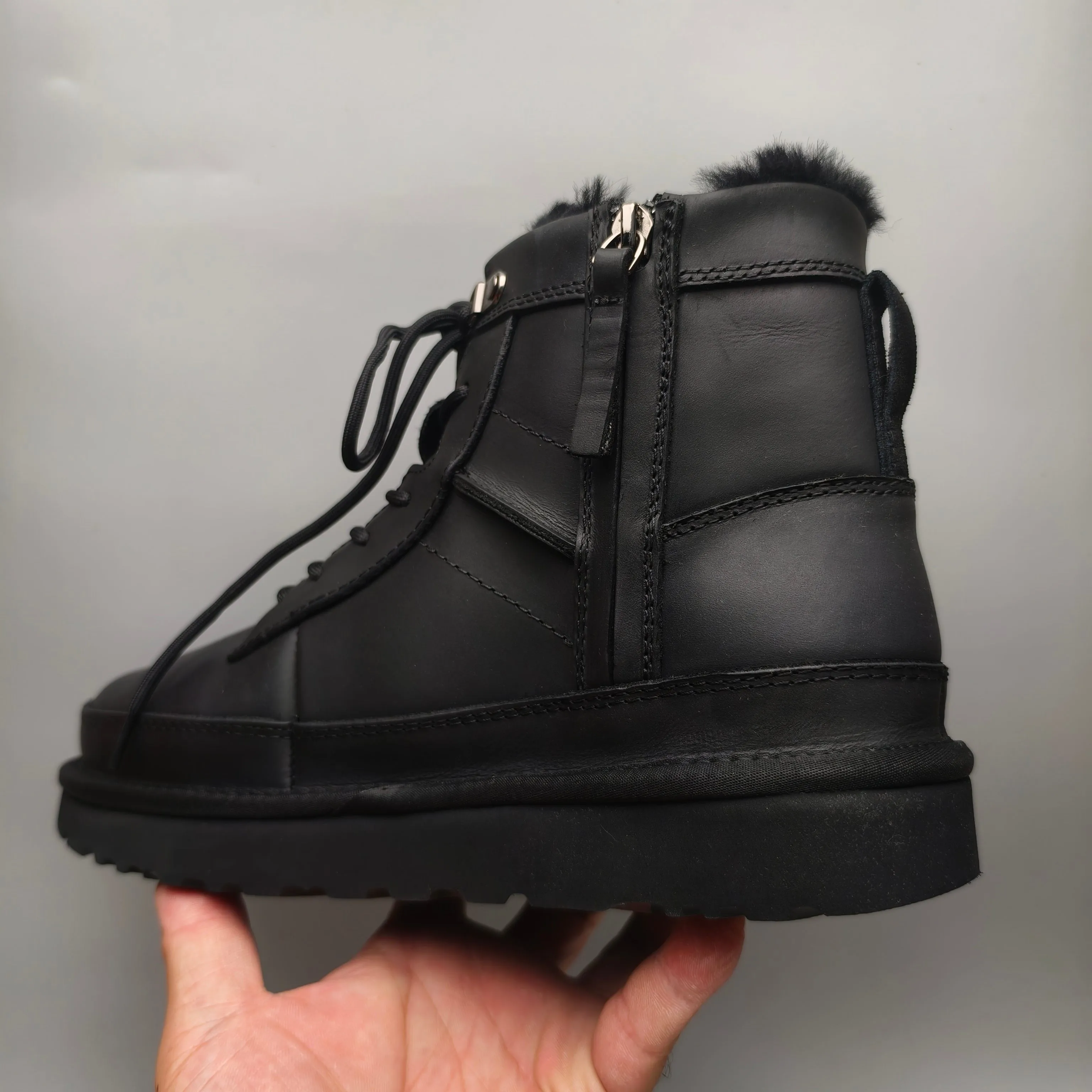 💰720 UGG sheepskin all-in-one snow boots 4580 mid-top patent leather lace-up side zipper men's color matching: black maroon matching code: 39-45